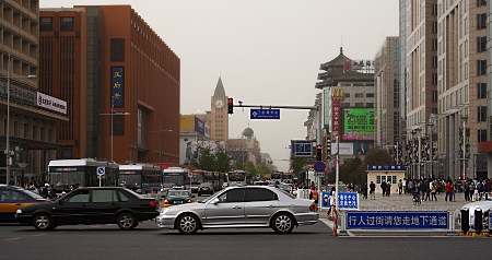 Wangfujing, wie beim Verlassen der U-Bahnstation zu sehen