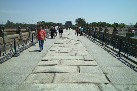 Marco-Polo-Brücke (Lugouqiao), im Hintegrund das Tor der Festung Wanping