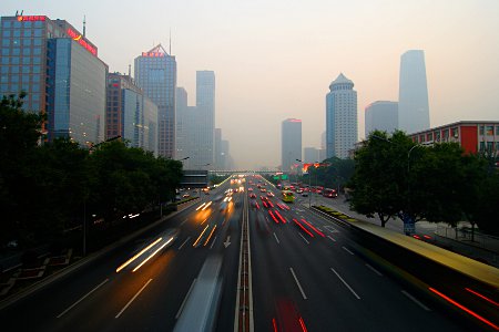 Blick auf die Jianguo Straße und den Central Business District bei Sonnenuntergang.
