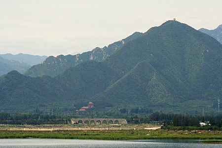 Blick auf das Zhaoling, davor die Sieben-Bogen-Brücke (Ming-Gräber)