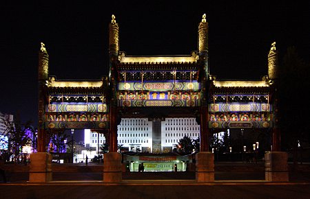 Schmucktor an der Chang'an Jie bei Nacht