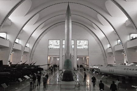 Halle mit einer Rakete im Militrmuseum
