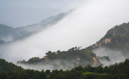 Blick vom Taishan auf Nebengipfel im Wolkenmeer