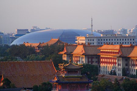 Dächer der Verbotenen Stadt und das Nationaltheater, Peking; gesehen vom Jingshan