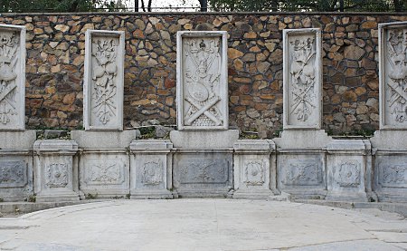 Steintafeln mit europischen Wappen im alten Sommerpalast, Peking