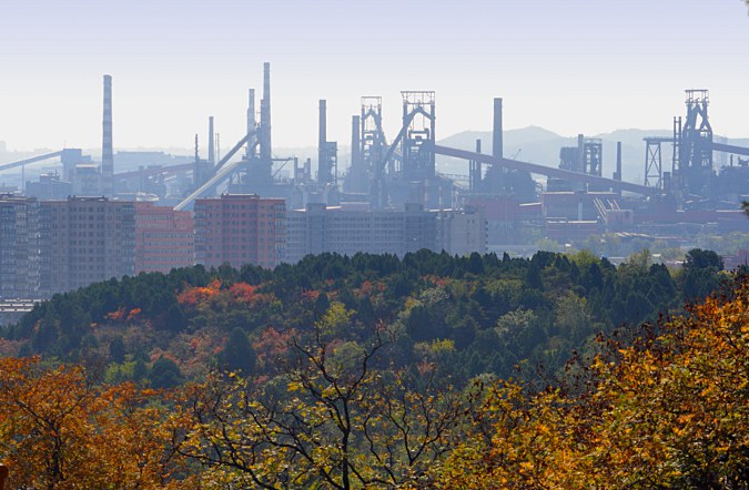 Industrie und Herbstwald