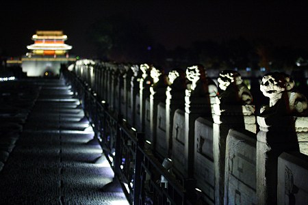 Lwenfiguren auf der Marco-Polo-Brcke bei Nacht