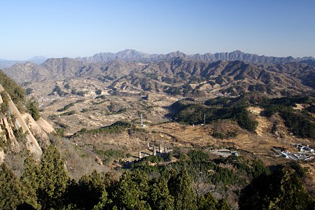 Blick vom Yinshan auf die Pagoden (etwas unterhalb der Bildmitte)