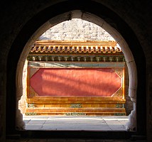 im Zhaoling: Gang im Seelenturm, Blick auf die Mauer um den Grabhgel