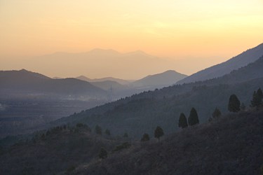 Sonnenuntergang in den Bergen bei den Ming-Grbern
