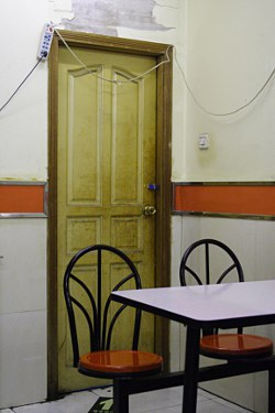 Tre in einem Restaurant, davor ein leerer Tisch mit Sthlen