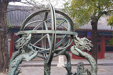 Astronomisches Instrument im alten Observatorium von Peking