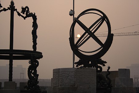 Astronomische Instrumente im alten Observatorium von Peking