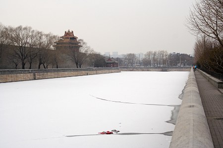 Schnee auf dem Eis im Palastgraben