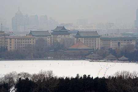 Blick vom Jingshan auf den See im Beihai Park, im Hintergrund Xizhimen