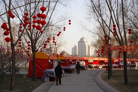 Lianhuachi Gongyuan mit Schmuck für das Frühlingsfest
