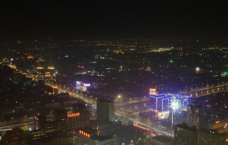 Blick vom Pekinger Fernsehturm bei Nacht am Vorabend des Frühlingsfests