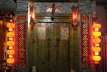 Ein Hauseingang in Peking ist für das Frühlingsfest geschmückt
