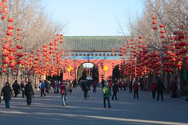 im Tiantan (Himmelstempel): Schmuck für das Frühlingsfest (rote Lampions auf den Bäumen)