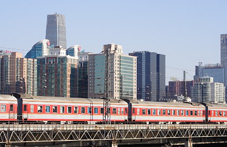 Eisenbahnwaggons, dahinter Hochhäuser des Pekinger Central Business District