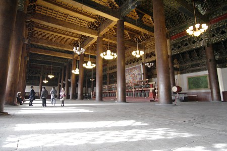 in der vorderen Halle des Kaiserlichen Ahnentempels (Tai Miao)