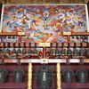 Wandbild und Glocken in der vorderen Halle des Ahnentempels (Tai Miao) 太庙