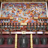 Wandbild und Glocken in der vorderen Halle des Ahnentempels (Tai Miao) 太庙