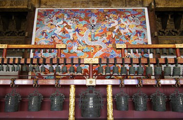 Wandbild und Glocken in der vorderen Halle des Kaiserlichen Ahnentempels (Tai Miao)
