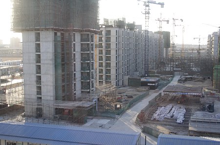 viele neue Wohnhäuser werden gebaut (Blick aus dem Zug der Fangshan-Linie)