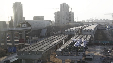 viele Bauarbeiten, links die Haltestelle der Fangshan-Linie (Blick aus dem Zug der Fangshan-Linie)