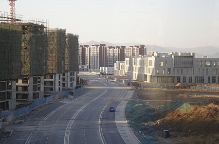 Neubaugebiet (Blick aus dem Zug der Fangshan-Linie)
