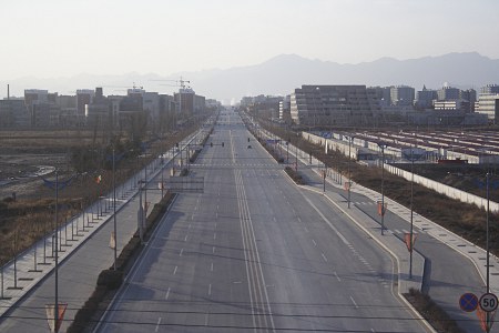 neue Straße (Blick aus dem Zug der Fangshan-Linie)