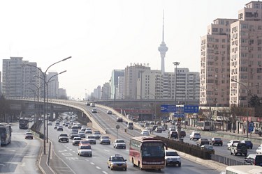 Blick auf die dritte Ringstraße (Höhe Wanshousi), Fernsehturm im Hintergrund