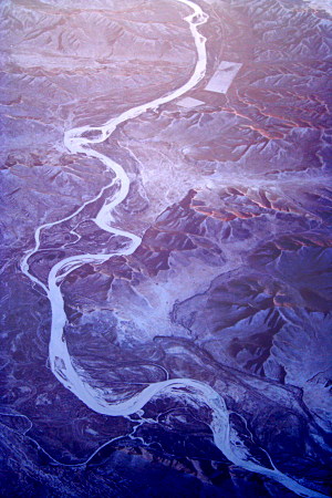 Luftaufnahme: Fluss mit vielen Windungen in Schneelandschaft