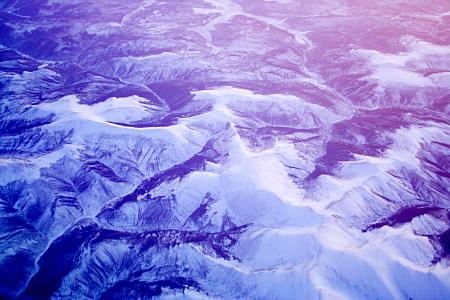 Luftaufnahme winterlicher Landschaft in der Abenddämmerung
