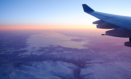 Blick aus dem Flugzeug zum Sonnenuntergang