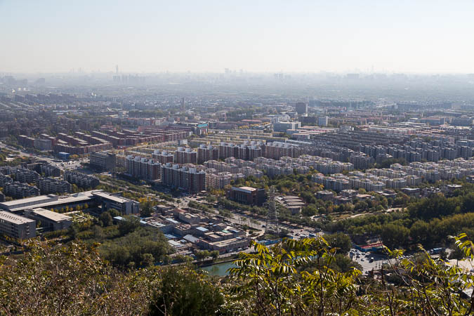 Blick vom Baiwangshan 百望山 in sdstliche Richtung auf den Stadtteil Haidian 海淀区