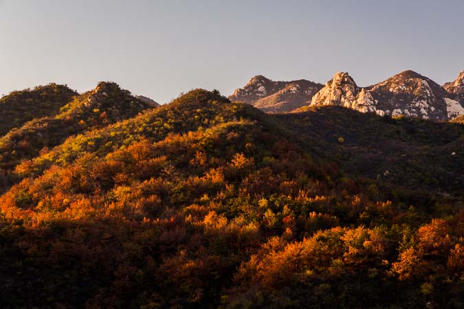 Blick auf die Herbstfarben an den umgebenden Bergen von der Groen Mauer