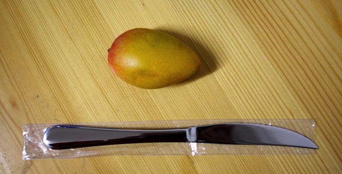 Messer und Frucht
