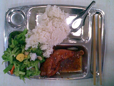 Mensaessen - Hähnchenschenkel mit Gemüse und Reis
