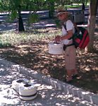 Mann mit Vogelkfigen im Ditan Park
