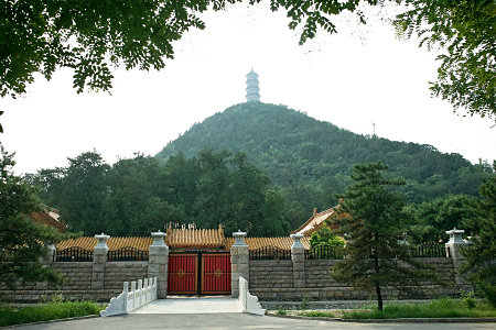 Pagode auf dem Hügel, Eingangstor (Yuquan Shan)
