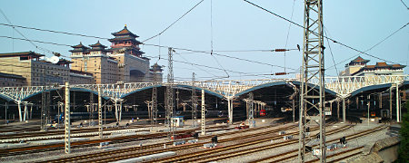 Blick auf die Gleisanlagen des Westbahnhofs, Peking