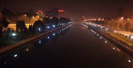 Blick auf den Kanal bei Nacht, Nebel