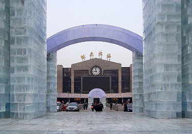 Eis vor dem Bahnhof von Harbin