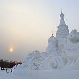 tief stehende Sonne, Schneeskulptur auf Sun Island (Taiyangdao)
