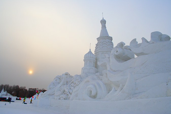 tief stehende Sonne, Schneeskulptur auf Sun Island (Taiyangdao)