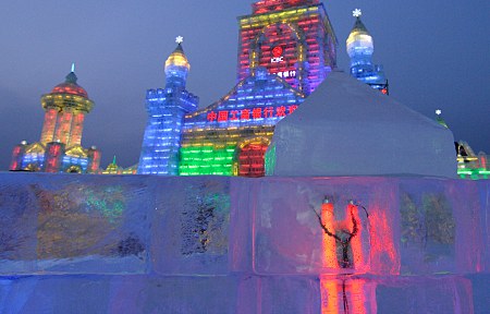 verschiedenfarbige Lampen beleuchten die Stadt aus Eis und Schnee