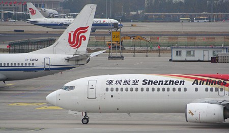 Flugzeuge auf dem Pekinger Flughafen, Vordergrund: Shenzen Airlines B-5103 Boeing 737-900