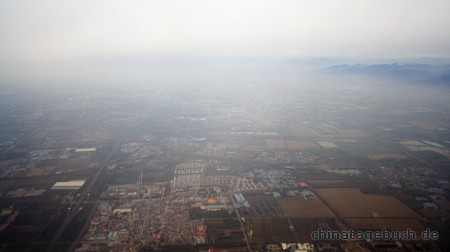 Der Pekinger Norden unter einer Dunstglocke, Luftaufnahme